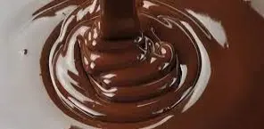 خطوات ومكونات عمل صوص الشوكولاتة لتزيين الكيك والحلويات